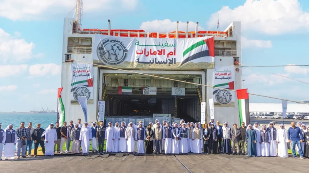 645 طناً أغذية.. مساهمة جمعية الفجيرة الخيرية في سفينة أم الإمارات المستقرة بميناء اللاذقية